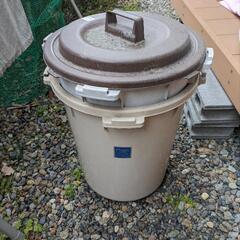 [取引中] 丸型 ゴミ箱 45L 2個 蓋1枚付き 