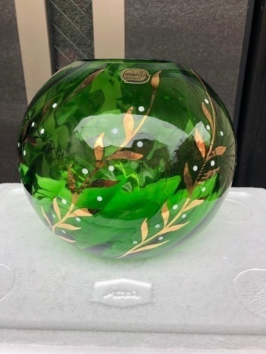 ボヘミアガラス　カリグラス　チァコソロバキア　ガラス工芸　伝統工芸　花瓶　オブジェ　三越