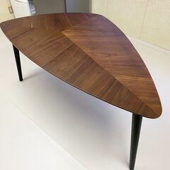 三角 ダイニングテーブル ウォールナットの画像