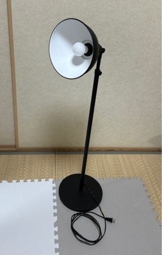 IKEAのフロアライト SKURUP