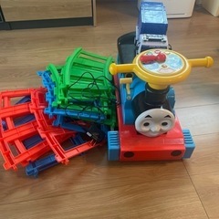 トーマス　電動乗用　ゴミ収集車光る喋る