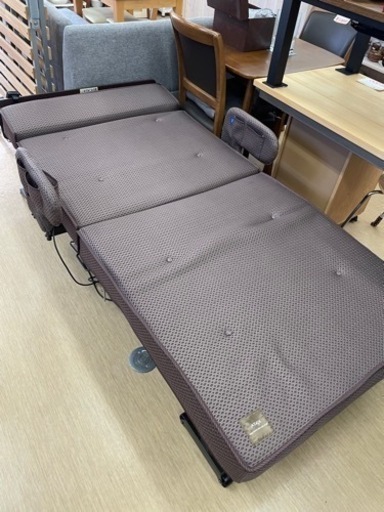 ATEX☆AX-B635EW 収納式電動リクライニングベッド☆手すり付き☆ブラウン☆動作確認済【こちらは店舗です。浜村鹿野温泉ICから3分 買取本舗 宮本リサイクル 営業時間９～１９時 定休日水曜日】
