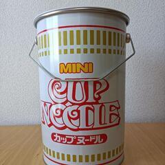 カップヌードルの大きい缶