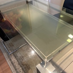 しっかりとしたダイニングテーブルです。いすもの画像