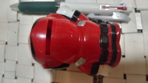貯金箱　炎神戦隊ゴーオンジャーのゴーオンレッドと思われる