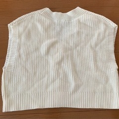 GUのニットベスト　サイズS オフホワイト　春ニット  の画像