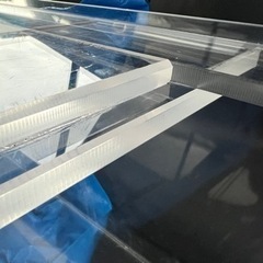 浅めの大型アクリル水槽の画像