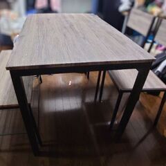 ダイニングテーブルとチェア