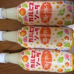 カルピスソーダ　フルーツパーラー　３本
