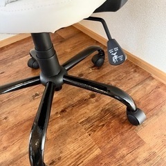 🕊️白いチェア 🌸昇降機能付きの画像