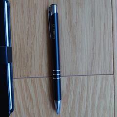 エミレーツ　ファーストクラスの手帳とボールペンの画像