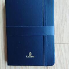 エミレーツ　ファーストクラスの手帳とボールペンの画像