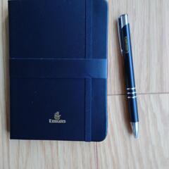 エミレーツ　ファーストクラスの手帳とボールペンの画像