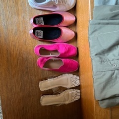 スニーカーサンダルワンピースコートバッグの画像