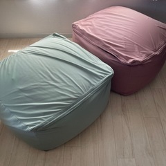 体にフィットするソファ２個