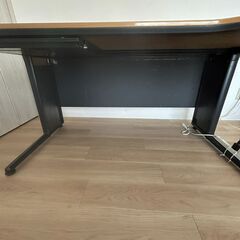 大きいパソコン用事務机で快適な作業を!!! 捨てるには忍びないので、引き取って使ってくださる方に差し上げます！の画像