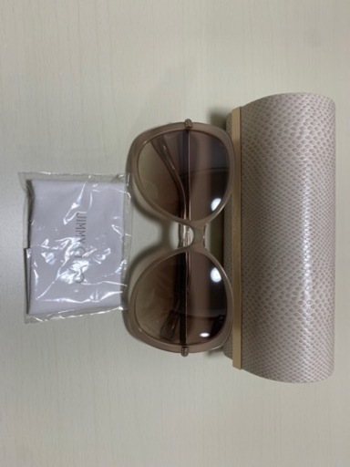 服　ファッション　ジミーチュウサングラス