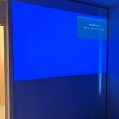 プロジェクターとロールスクリーンセットの画像