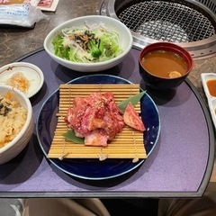 暇な時にご飯やカラオケなど。