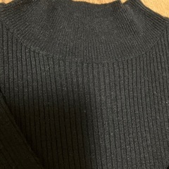 ブラックハイネックセーターの画像