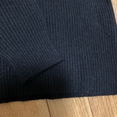 ブラックハイネックセーターの画像