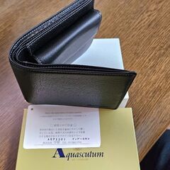 濃い焦げ茶色の財布の画像