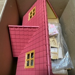 【再値下げ】シルバニアファミリー総額 約45,000円相当（セット2つ、人形セット、その他）お売りしますの画像