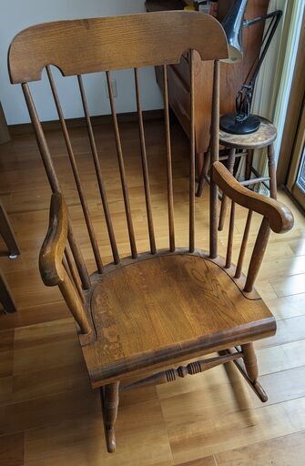 アンティークのロッキングチェアです