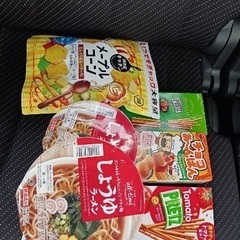 無料！！　カップ麺3個&お菓子4点