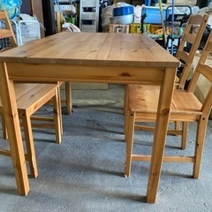 ギス有り　ダイニングテーブル　4人掛けの画像