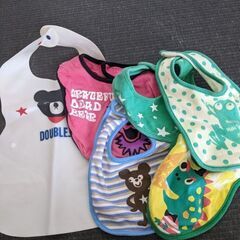 乳児　肌着＋スタイ　50cmから80cm　　哺乳瓶、絵本の画像