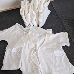 乳児　肌着＋スタイ　50cmから80cm　　哺乳瓶、絵本の画像