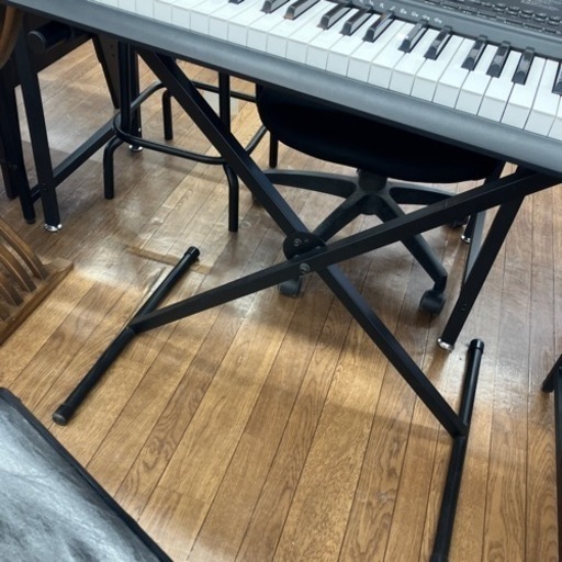 【音出しOK】電子キーボード　ピアノ　鍵盤楽器　CASIO 脚付（B3-85） 音出しOK】電子キーボード ピアノ 鍵盤楽器 CASIO 脚付（B3-85）