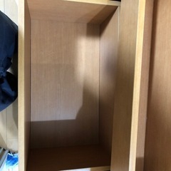 絵本棚と移動式収納の画像