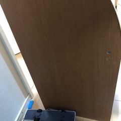 絵本棚と移動式収納の画像