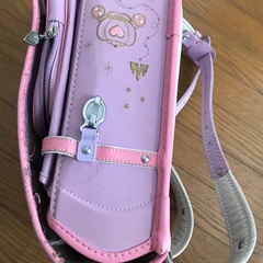 ランドセル、傷だらけです。バックル等のパーツ取りに如何でしょうか。の画像