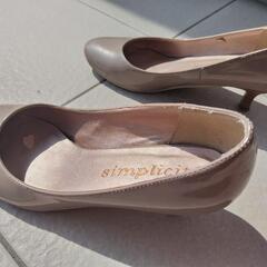 シンプリシティエナメルパンプスグレージュ23.5入学式入園式フォーマルオフィスの画像