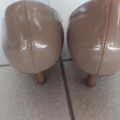 シンプリシティエナメルパンプスグレージュ23.5入学式入園式フォーマルオフィスの画像