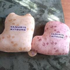 美品　タヌキとキツネ　ダイカットクッション　2個セットの画像