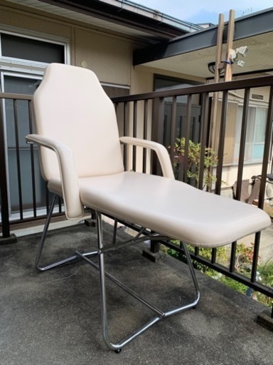 フェイシャルベッド　長さ173cm×幅55cm×高さ64cm