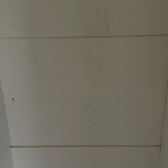 ハンガー掛け付き 白いクローゼットの画像