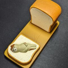 concombre／コンコンブル お昼寝パン スマホスタンド 猫 ハチワレの画像