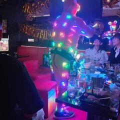 超客層良い楽しいカラオケバーです‼️スタッフ&送迎ドライバーも募集中。麻布十番で25年やってます店主が新店舗を2022年10/1オープン❗賑やかなお店で盛り上げ好きな方々大募集❗芸人や役者、歌手など在籍で一緒に楽しく働きませんか？アルバイト、社員、港区、カラオケバー、パブ、明るい店、客層抜群の画像