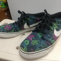 NIKEナイキ花柄スニーカーの画像