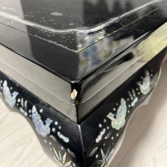 デカ目のちょっと綺麗なテーブルの画像