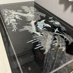 デカ目のちょっと綺麗なテーブルの画像