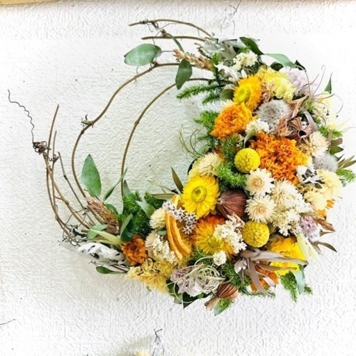 長いこと飾れる三日月リース　ドライフラワーリース　ビタミンカラー