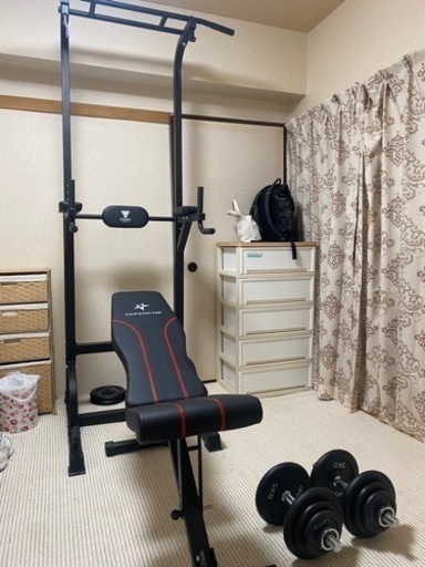 トレーニングベンチ、ダンベル、チンニングスタンド