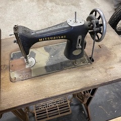 シンガーのミシン台(サビあり)の画像