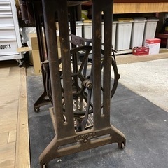 シンガーのミシン台(サビあり)の画像